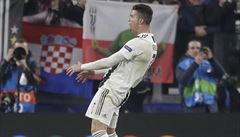 VIDEO: Ronaldo slavil hattrick obscénním gestem. Rozplakal fandy i partnerku