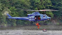 Letetí policisté zasahují se stedním vrtulníkem Bell 412.