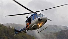 Vrtulník Bell 412 letecké policie pi zásahu.