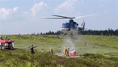 Hasii plní vodou bambi vak, s nim posléze policejní vrtulník zamíí hasit...