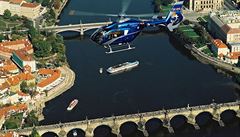 Vrtulník letecké policie EC 135 nad Karlovým mostem v Praze.