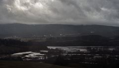 Na snímku je rozvodnná Vltava v meandrech u Nové Pece, kde zaíná lipenská...