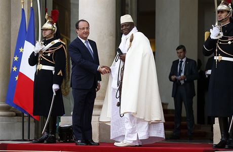 Bývalý prezident Gambie Yahya Jammeh (vpravo) si tese rukou s tehdejím...