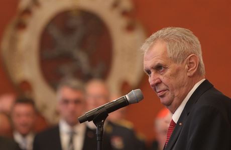 Prezident Milo Zeman pi jmenování deseti nových generál na Praském hrad v...
