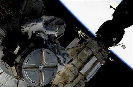 Astronauti vymují akumulátory u jednoho páru staniních solárních panel.