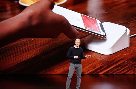 Generln editel Applu Tim Cook pedstavuje novou kreditku Apple Card.