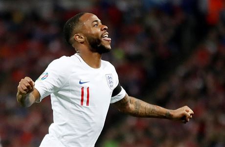 Raheem Sterling se raduje z hattricku do branky Jiho Pavlenky.