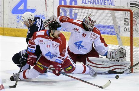 Zleva Conor Allen z Plzn, Jan vrek z Olomouce a brank Olomouce Branislav...