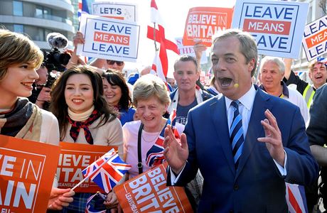 Britsk mdia oznauj Nigela Farage jako tv brexitu .