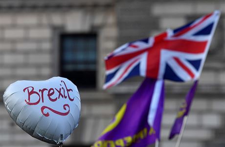 Stoupenci bezodkladného brexitu se v pátek shromádily ped londýnským sídlem...