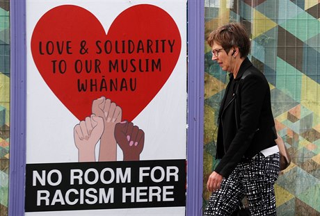 Na Novém Zélandu se objevuje ada plakát odsuzujících rasismus.