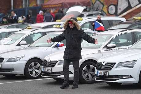 Taxikái protestující na praském Strahov.