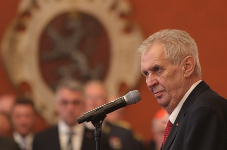 Prezident Milo Zeman pi jmenování deseti nových generál na Praském hrad v...