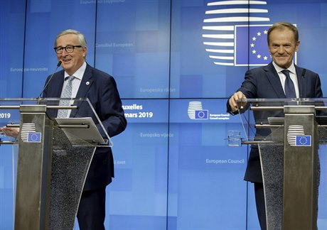 Předseda Evropské rady Donald Tusk (vpravo) a předsaeda Evropské komise...