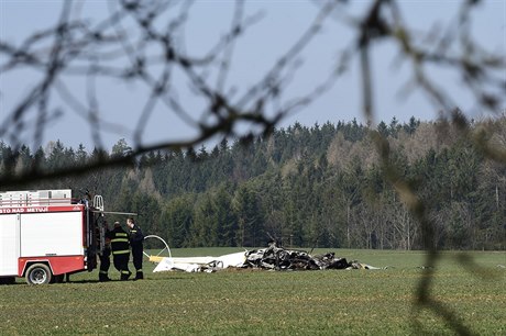 Vrtulník havaroval podle starosty Slavoova Michala Suchánka uprosted pole asi...