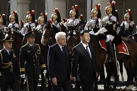 ínský prezident Si in-pching a italský prezident Sergio Mattarella.