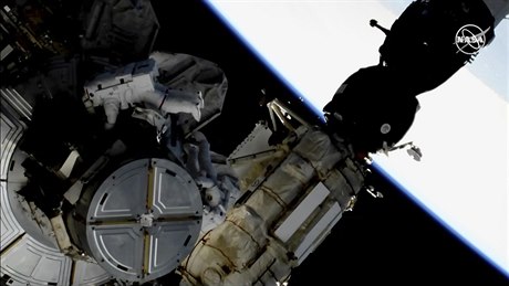 Astronauti vyměňují akumulátory u jednoho páru staničních solárních panelů.