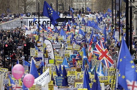 Odborníci se naopak neshodují v tom, zda brexit oslabí mezinárodní postavení EU...