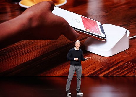 Generální ředitel Applu Tim Cook představuje novou kreditku Apple Card.