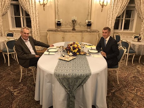 Prezident Miloš Zeman (vlevo) povečeřel 25. března 2019 v lánském zámku s...