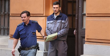 Obžalovaný Radim Žondra na cestě k soudu v případu napadení Petry Kvitové.