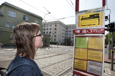 Na tramvajové zastávce Vápenka.