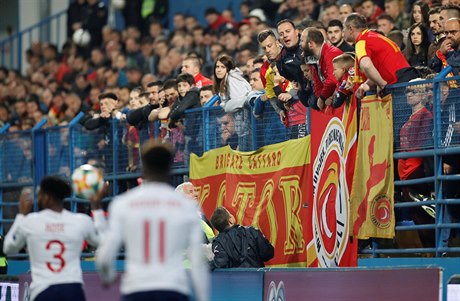 Fandové Černé Hory pokřikují na hráče Anglie během vzájemného duelu.