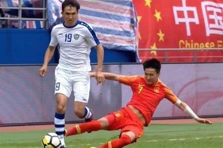 Čínskému fotbalistovi Wej š’-chaovi hrozí propuštění z týmu za ošklivý faul.