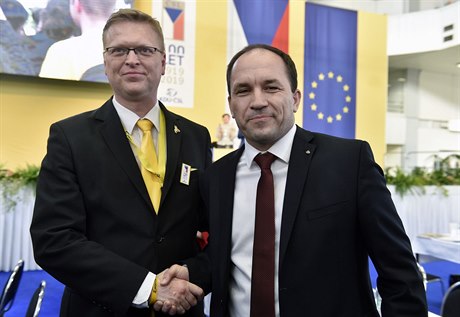 Pavel Blobrádek (vlevo) gratuluje ke zvolení novému éfovi strany Marku...