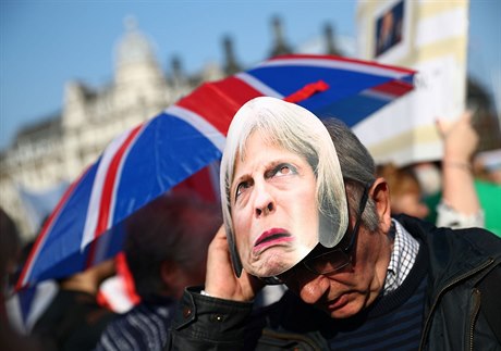 V Londýn se to hemilo maskami Mayové, uvádí  britská média.