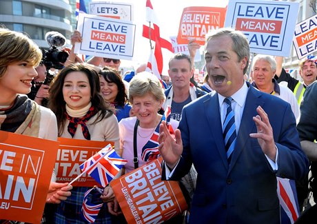Britská média označují Nigela Farage jako tvář brexitu .