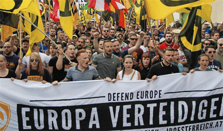 Brate Evropu! Demonstrace hnutí identitá ve Vídni 11. ervence 2016....