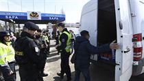 Policist spolu s celnky a veterini kontrolovali trnici Sapa v Praze....