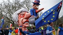 Desítky tisíc odpůrců brexitu se sešly v centru Londýna na pochodu za...