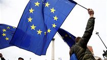 Demonstranti - nkte v pestrch kostmech a mnoz s vlajkami EU - se seli u...