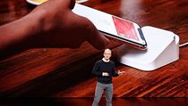 Generln editel Applu Tim Cook pedstavuje novou kreditku Apple Card.