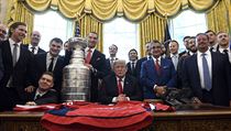 Prezident Donald Trump hostil vítěze loňského ročníku Stanley Cupu Washington...