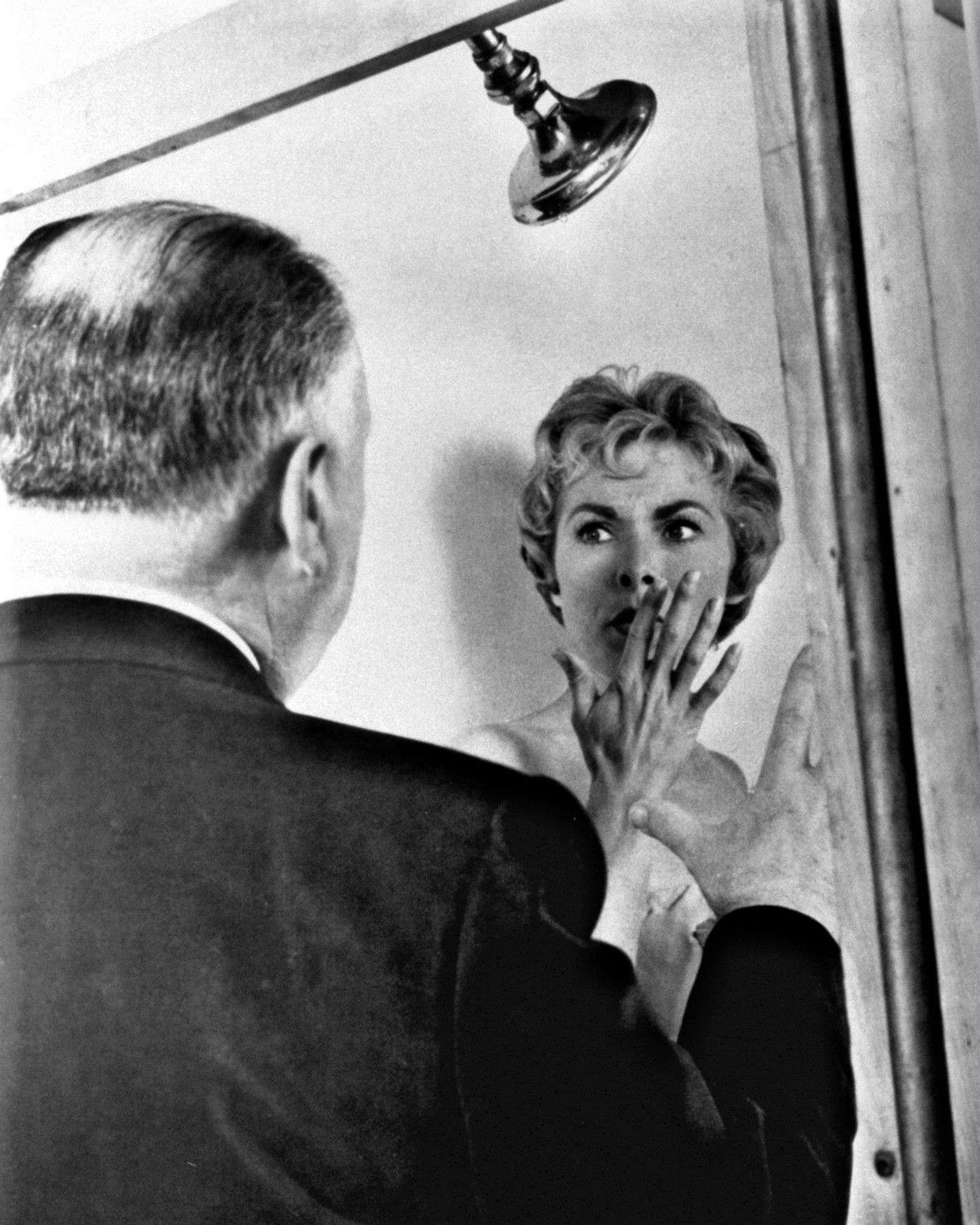 Scéna z Hitchcocova hororu Psycho.