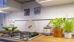 Kuchyni vévodí modrobílé doplky a erstvé bylinky