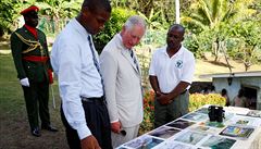 Princ Charles v botanické zahrad zkoumal místní druhy ivoich i rostlin.