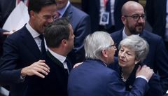 Britská premiérka Theresa Mayová se vítá s pedsedou Evropské komise Jeanem...