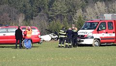 Pi pádu malého vrtulníku u Slavoova na Náchodsku zemeli dva lidé.