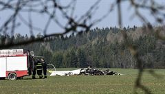 Vrtulník havaroval podle starosty Slavoňova Michala Suchánka uprostřed pole asi...