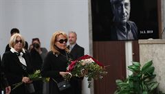 Desítky lidí se přišly rozloučit s hercem Stanislavem Zindulkou, který zemřel ve věku 86 let