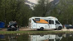 Kemp Zlatorog na b�ehu Bohinjského jezera, Slovinsko.