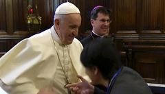 Proč papež František odtahoval prsten od věřících, kteří ho chtěli políbit? Vatikán přišel s překvapivým důvodem
