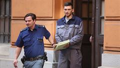 Obalovaný Radim ondra na cest k soudu v pípadu napadení Petry Kvitové.