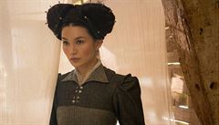 Gemma Chanová jako dvořanka Bess z Hardwicku (Bess of Hardwick). Snímek Marie,...