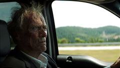 Drogy v aut a úkleb na tvái. Snímek Paerák (2019). Reie: Clint Eastwood.