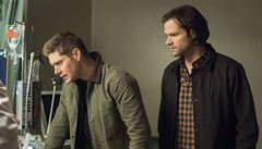 Jensen Ackles a Jared Padalecki jako brati Winchesterové. Seriál Lovci duch....
